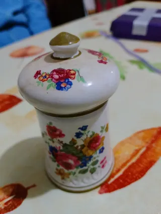 Vaso decorativo floreale in ceramica