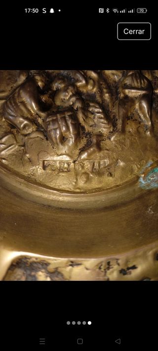 Cenicero antiguo de metal con pie