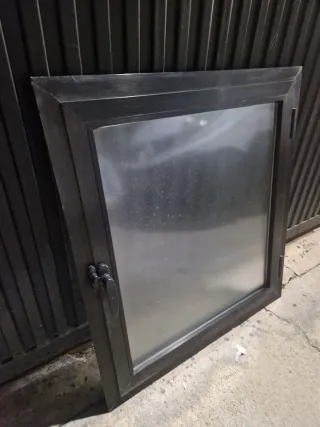 Ventana abatible aluminio negro
