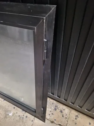 Ventana abatible aluminio negro