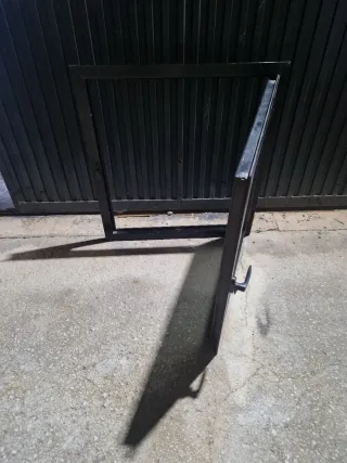 Ventana abatible aluminio negro