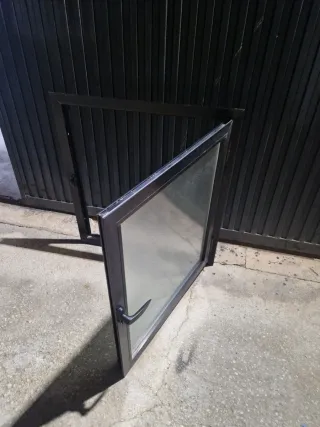 Ventana abatible aluminio negro