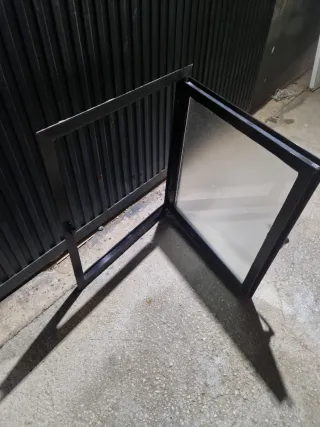 Ventana abatible aluminio negro