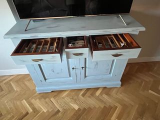 Aparador de salon TV  madera teñida interior caoba