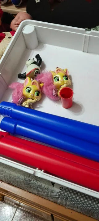 Mesa infantil de plástico multicolor