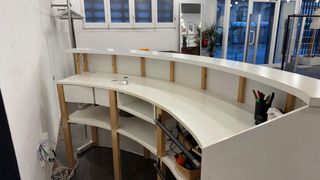 Mostrador de tienda curvo