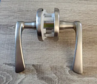 Manilla de puerta plateada