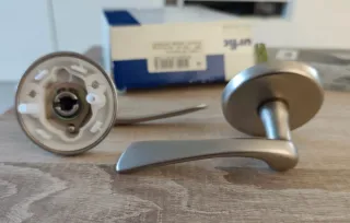 Manilla de puerta plateada