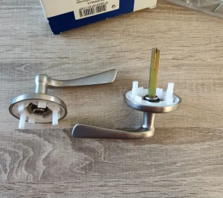 Manilla de puerta plateada