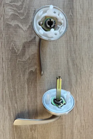 Manilla de puerta plateada