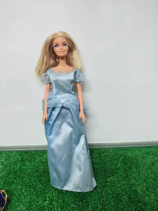 Barbie con abito blu
