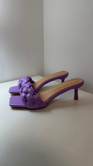 Sandalias de tacón moradas trenzadas