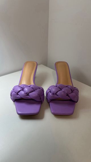 Sandalias de tacón moradas trenzadas