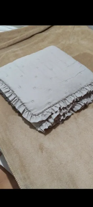 Edredón beige con puntos y volantes de zara home