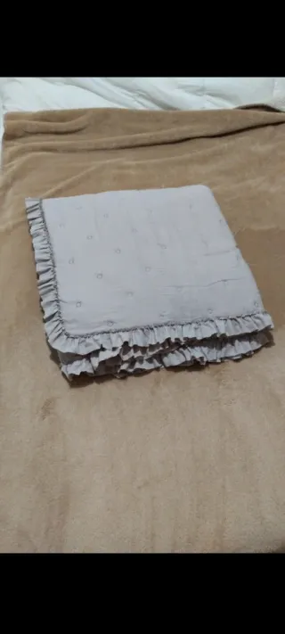 Edredón beige con puntos y volantes de zara home