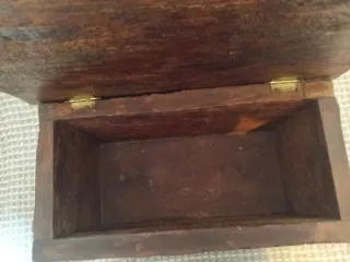 Baúl de madera antiguo con figuras