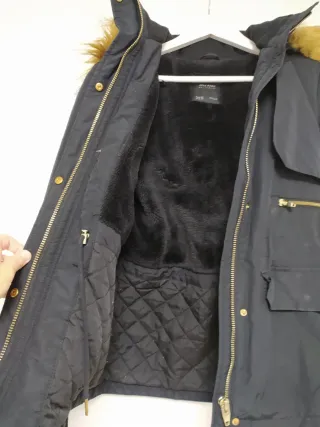 Chaqueta Zara Negra con Capucha y Pelo