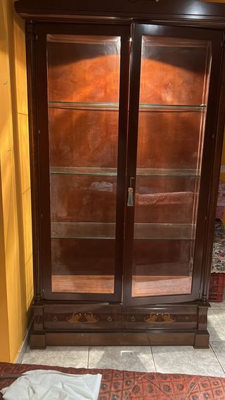 Vitrina grande de madera con puertas de cristal