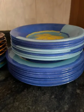 Juego de platos y cuencos decorados