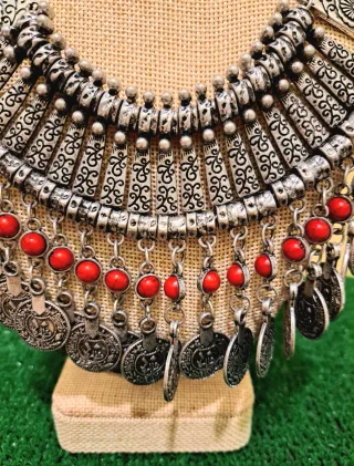 Collar árabe con monedas y cuentas rojas