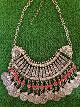 Collar árabe con monedas y cuentas rojas