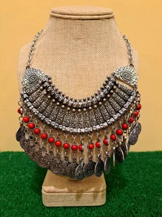 Collar árabe con monedas y cuentas rojas