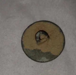 Botón militar antiguo corona flor de lis