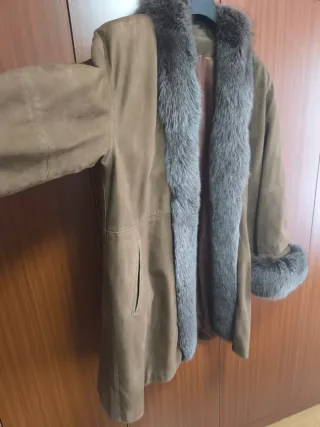 Abrigo de ante con vuelo y pelo