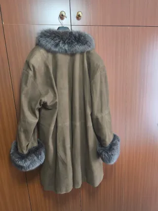 Abrigo de ante con vuelo y pelo