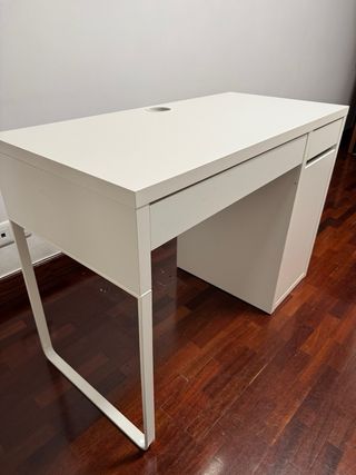 Escritorio blanco con cajón y hueco