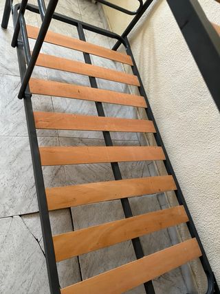 Literas metálicas con somieres de madera