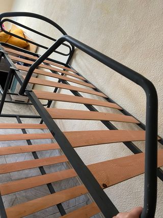 Literas metálicas con somieres de madera
