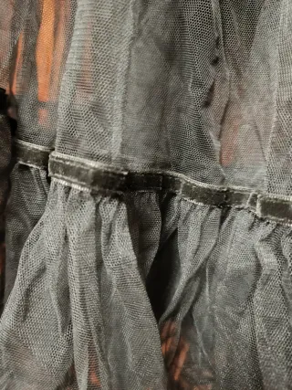 Falda de tul negra con volantes