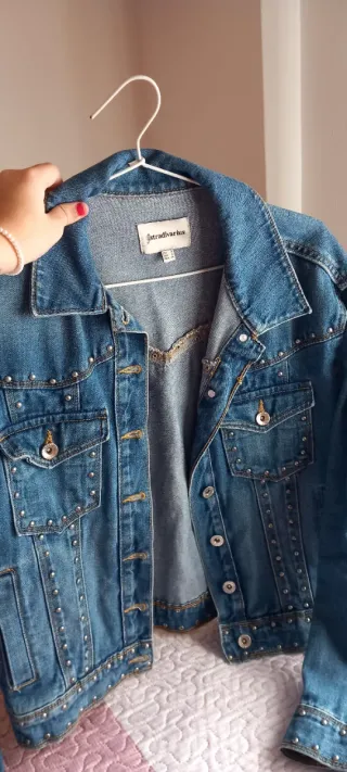 Chaqueta vaquera Stradivarius tachuelas