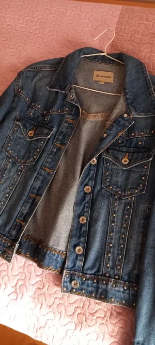 Chaqueta vaquera Stradivarius tachuelas