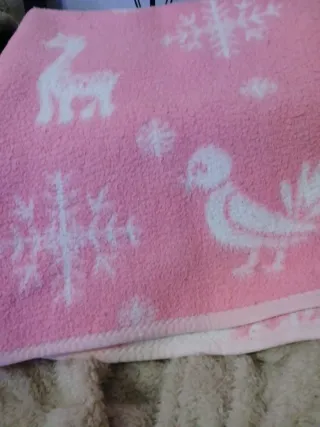 Manta de cuna rosa con renos y copos