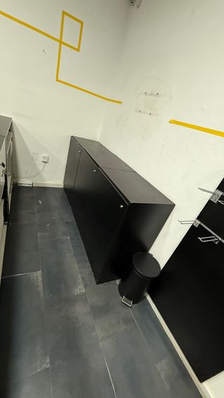 Mostrador modular negro y amarillo