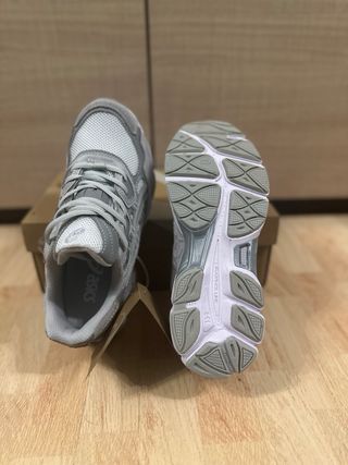 Asics NyC Beis Gris Blanco