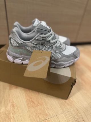 Asics NyC Beis Gris Blanco