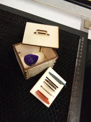 Porta púas guitarra madera forma amplificador