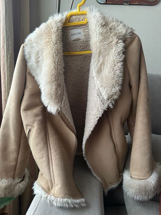 Cazadora efecto ante con borreguito interior.