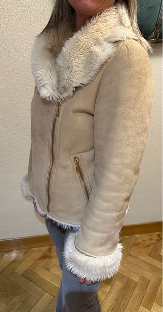 Cazadora efecto ante con cuello pelo.