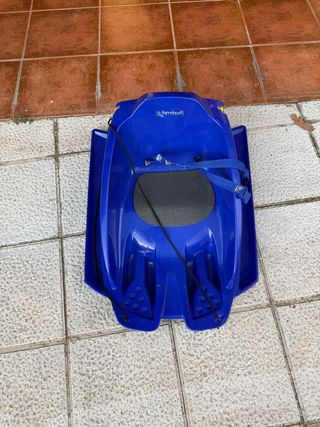 Trineo azul para niños