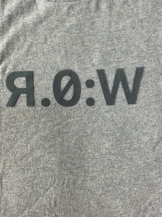 Camiseta azul clara con logo R.O:W.