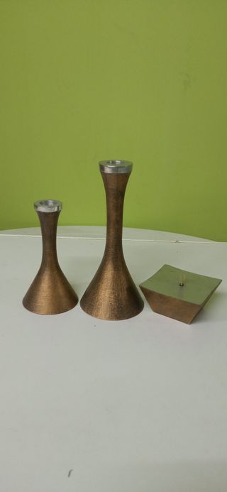 Candelabros de metal dorados y plateados