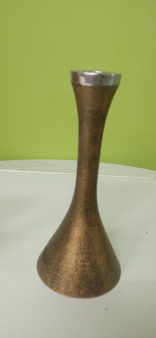 Candelabros de metal dorados y plateados