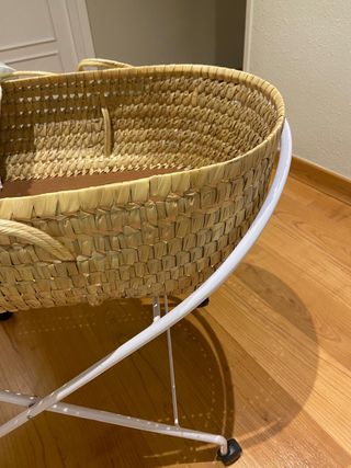 Capazo moisés mimbre con asas y ruedas