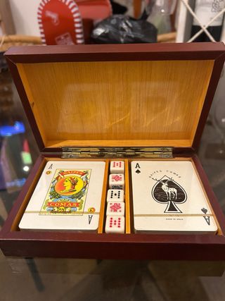 Caja Naipes con 2 Barajas y 5 Dados