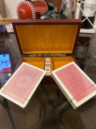 Caja Naipes con 2 Barajas y 5 Dados