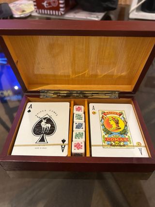 Caja Naipes con 2 Barajas y 5 Dados